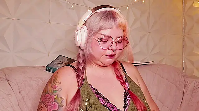 Snapshot of Satyn_doll chatting on August 1, 12:32 am Satyn doll online show from August 1, 12:32 am
