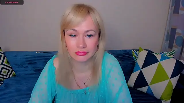 Snapshot of EllenMoore chatting on July 2, 3:06 am EllenMoore online show from July 2, 3:06 am
