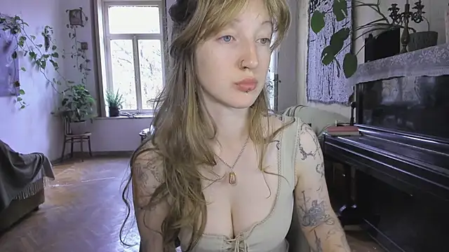 Snapshot of Miranda2_0 chatting on October 18, 6:05 am Miranda2 0 online show from October 18, 6:05 am