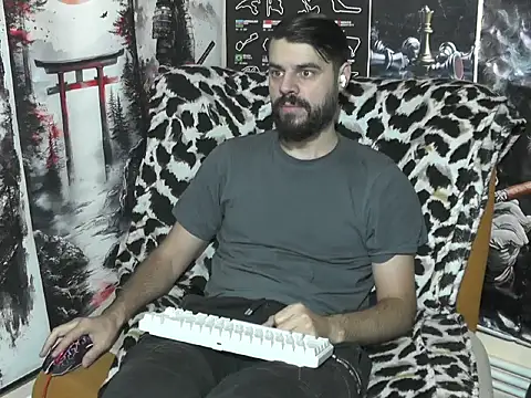 Snapshot of 00george chatting on December 5, 4:43 am 00george online show from December 5, 4:43 am