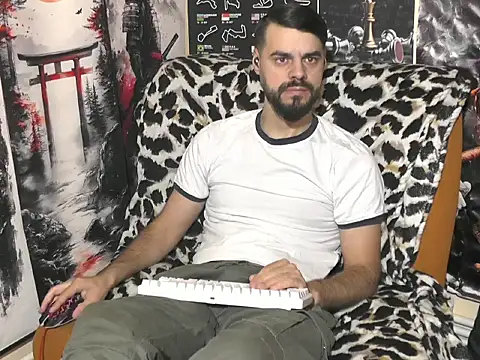 Snapshot of 00george chatting on December 15, 7:56 am 00george online show from December 15, 7:56 am