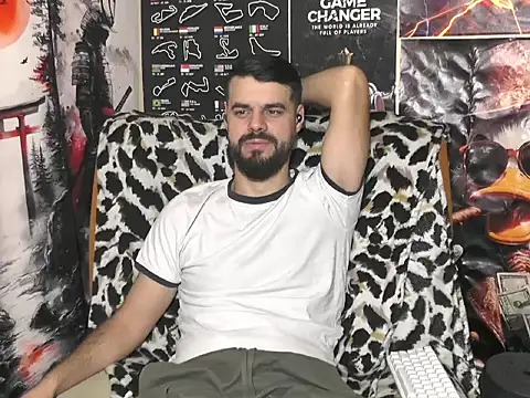 Snapshot of 00george chatting on December 16, 7:52 pm 00george online show from December 16, 7:52 pm