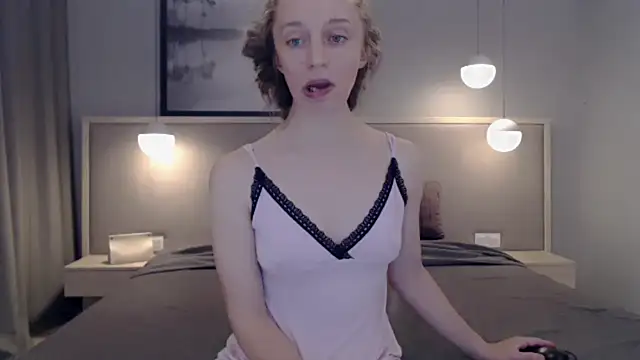 Snapshot of ShySchoolGirl chatting on October 24, 8:05 pm ShySchoolGirl online show from October 24, 8:05 pm