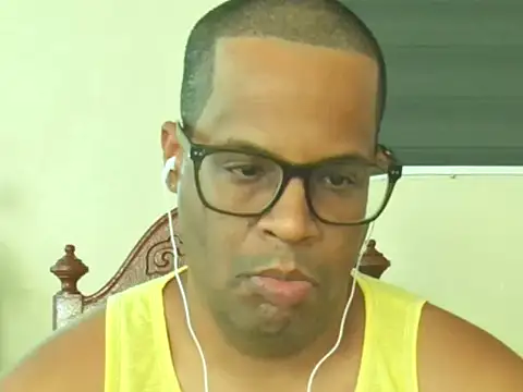 Snapshot of thesugar32 chatting on May 9, 12:32 pm thesugar32 online show from May 9, 12:32 pm