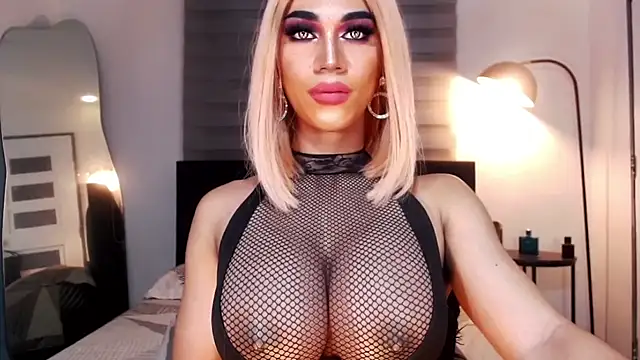 Snapshot of MassiveCockxMistress chatting on January 17, 8:00 pm MassiveCockxMistress online show from January 17, 8:00 pm