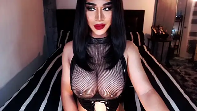 Snapshot of MassiveCockxMistress chatting on October 18, 1:23 pm MassiveCockxMistress online show from October 18, 1:23 pm