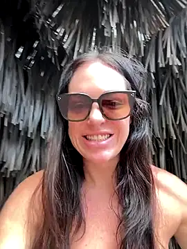 Snapshot of LilliThelo chatting on December 15, 4:06 am LilliThelo online show from December 15, 4:06 am