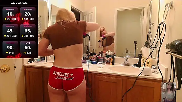 Snapshot of Blondiewithanass chatting on May 2, 10:09 am Blondiewithanass online show from May 2, 10:09 am