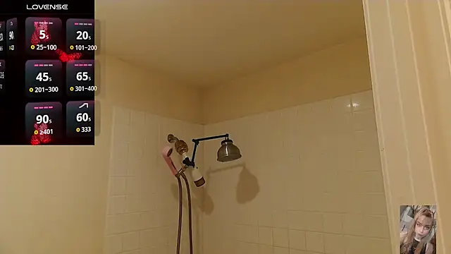 Snapshot of Blondiewithanass chatting on June 4, 5:02 am Blondiewithanass online show from June 4, 5:02 am