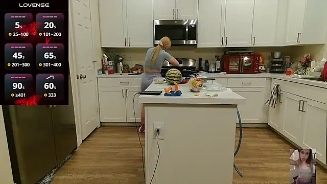 Snapshot of Blondiewithanass chatting on June 5, 7:47 am Blondiewithanass online show from June 5, 7:47 am