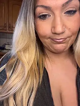 Snapshot of LittleMissEeve chatting on March 4, 10:05 pm LittleMissEeve online show from March 4, 10:05 pm