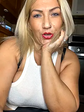 Snapshot of LittleMissEeve chatting on September 13, 3:17 am LittleMissEeve online show from September 13, 3:17 am