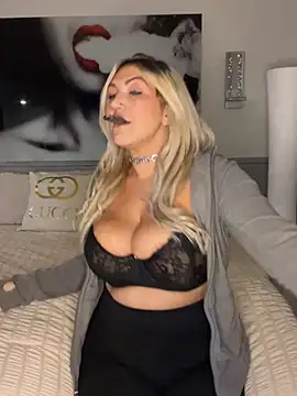 Snapshot of LittleMissEeve chatting on October 22, 2:01 am LittleMissEeve online show from October 22, 2:01 am