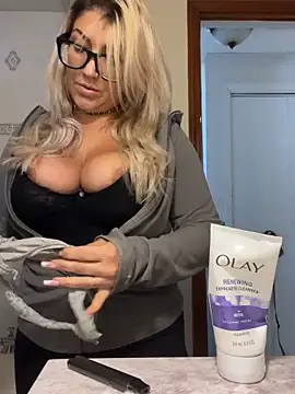 Snapshot of LittleMissEeve chatting on October 22, 4:18 pm LittleMissEeve online show from October 22, 4:18 pm