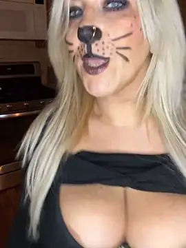 Snapshot of LittleMissEeve chatting on October 25, 10:59 pm LittleMissEeve online show from October 25, 10:59 pm