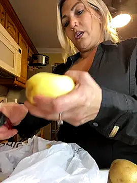 Snapshot of LittleMissEeve chatting on November 4, 3:27 am LittleMissEeve online show from November 4, 3:27 am