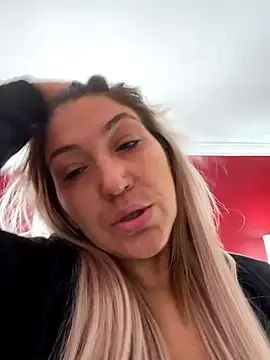 Snapshot of LittleMissEeve chatting on December 2, 4:24 pm LittleMissEeve online show from December 2, 4:24 pm