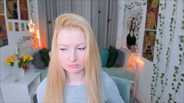 Laly Peach online show from December 24, 7:00 pm