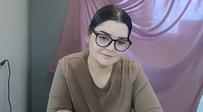 Snapshot of ohhhMie chatting on February 11, 7:44 am ohhhMie online show from February 11, 7:44 am