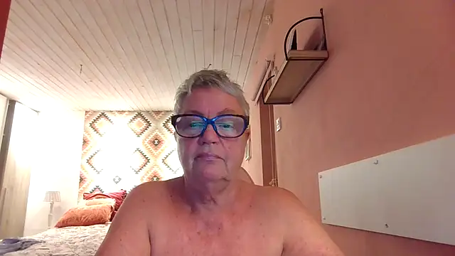 GrannyChrissy68 online show from September 15, 9:37 pm