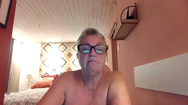 GrannyChrissy68 online show from September 17, 9:38 pm