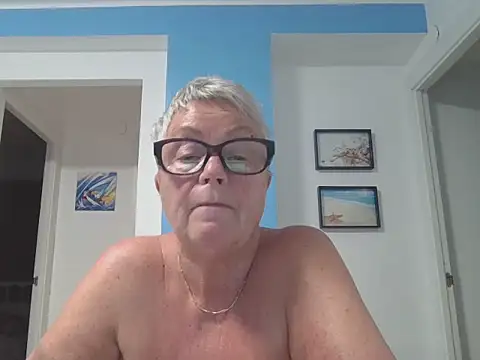 GrannyChrissy68 online show from September 26, 4:55 pm