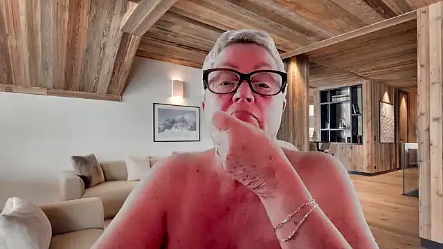 GrannyChrissy68 online show from February 18, 9:44 pm