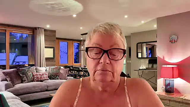 GrannyChrissy68 online show from March 15, 5:52 pm