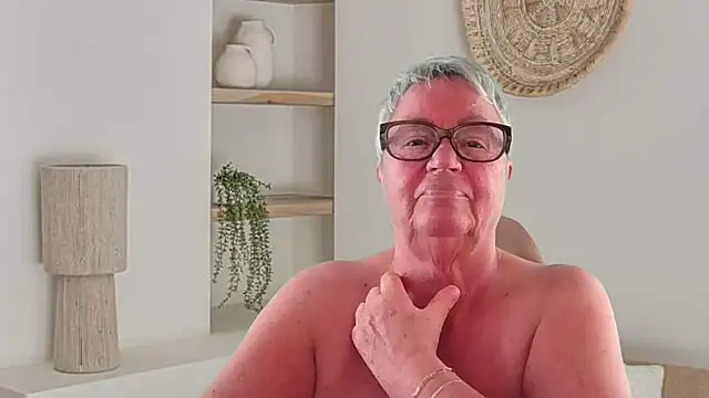 GrannyChrissy68 online show from April 29, 9:32 pm