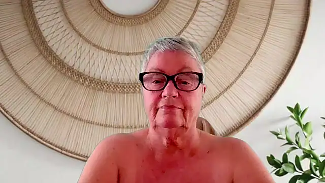 Snapshot of GrannyChrissy68 chatting on May 15, 9:22 pm GrannyChrissy68 online show from May 15, 9:22 pm