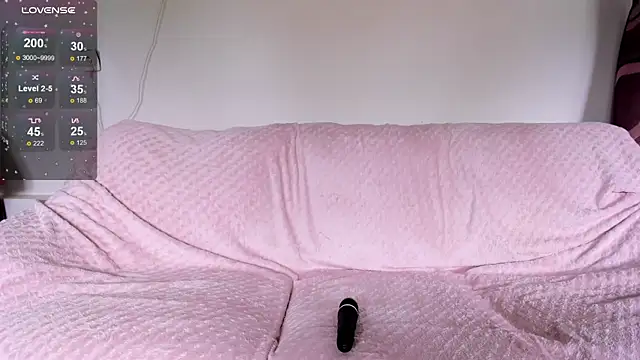 Snapshot of luxurydoll21 chatting on May 17, 9:49 am luxurydoll21 online show from May 17, 9:49 am