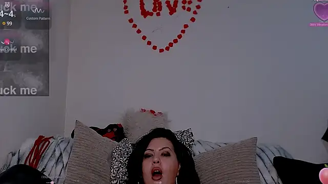 UrNaughtyGfMilf online show from March 16, 8:10 am