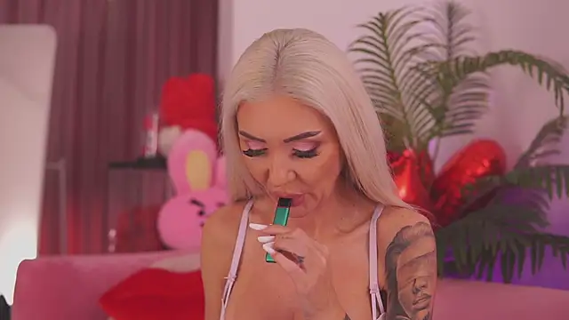 Snapshot of fallingangel chatting on November 12, 9:21 am fallingangel online show from November 12, 9:21 am