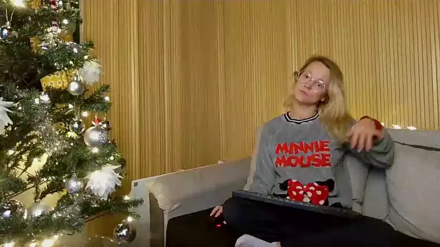 little-leni online show from December 6, 9:24 pm