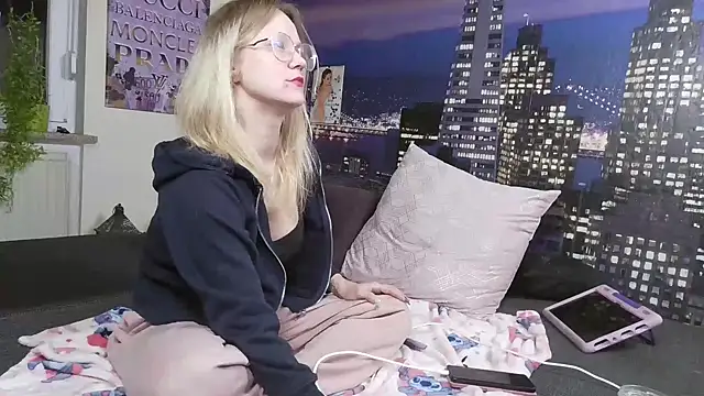 little-leni online show from January 28, 9:08 pm