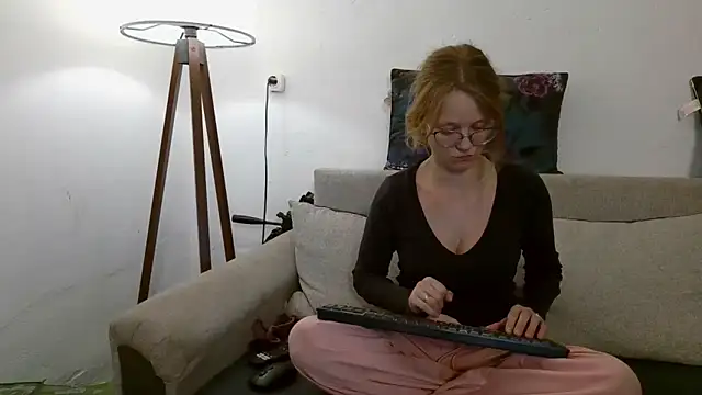 little-leni online show from September 20, 9:05 pm