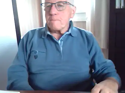 Snapshot of johnjohn622662 chatting on October 6, 9:40 am johnjohn622662 online show from October 6, 9:40 am