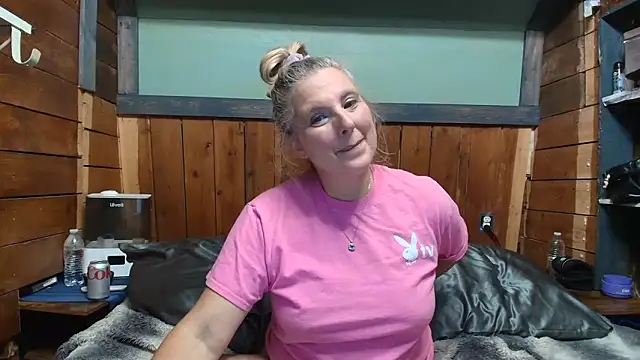 Snapshot of lisaxlovexxx chatting on May 17, 2:42 am lisaxlovexxx online show from May 17, 2:42 am