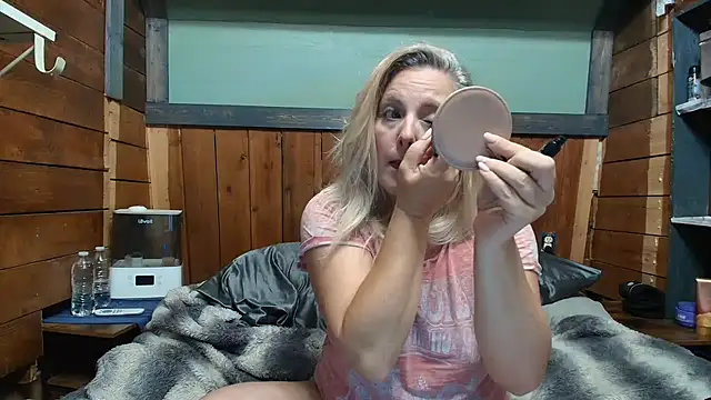 Snapshot of lisaxlovexxx chatting on May 18, 1:02 am lisaxlovexxx online show from May 18, 1:02 am