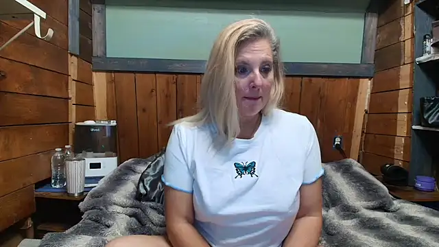Snapshot of lisaxlovexxx chatting on May 19, 2:07 am lisaxlovexxx online show from May 19, 2:07 am