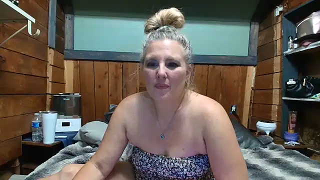 Snapshot of lisaxlovexxx chatting on June 10, 4:45 am lisaxlovexxx online show from June 10, 4:45 am
