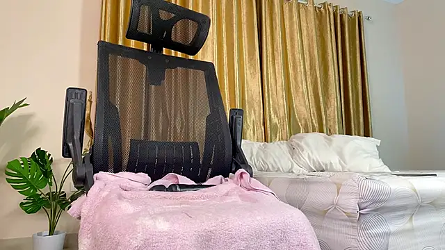 Snapshot of KatnessHot chatting on January 4, 1:31 pm KatnessHot online show from January 4, 1:31 pm