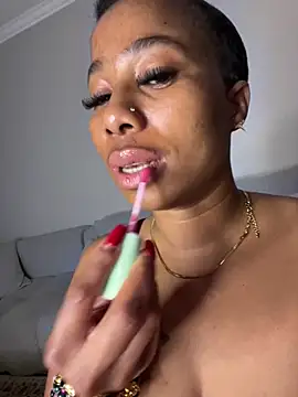 Snapshot of CurvyDesire1 chatting on June 18, 11:31 pm CurvyDesire1 online show from June 18, 11:31 pm