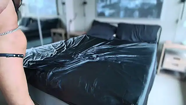 MikyFoxx online show from December 16, 10:37 pm