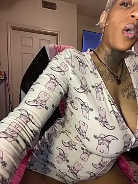 Snapshot of MzParker chatting on February 19, 6:32 pm MzParker online show from February 19, 6:32 pm