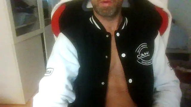 Snapshot of NickHarley69 chatting on February 18, 7:32 am NickHarley69 online show from February 18, 7:32 am