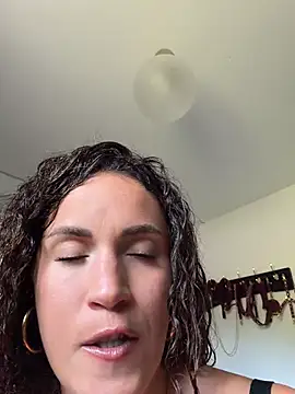 Clara-xoxo online show from June 30, 1:23 pm