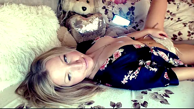 Snapshot of mimmi_ chatting on January 26, 1:52 am mimmi online show from January 26, 1:52 am
