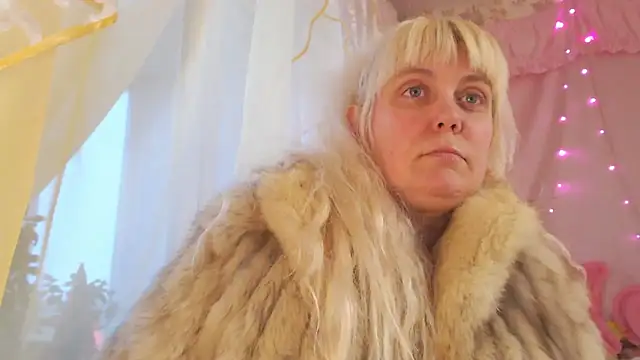 SunnySylvia online show from February 18, 1:29 pm