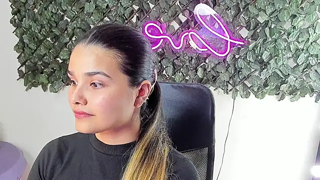 Snapshot of DestinyHills chatting on May 21, 11:50 am DestinyHills online show from May 21, 11:50 am